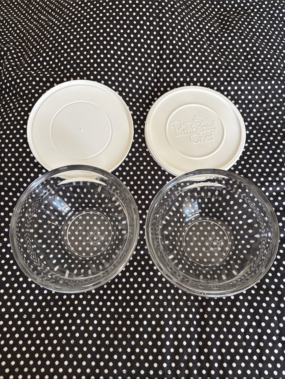 Like new! Pampered Chef Clear Glass Prep Bowls with White Lids - Set of 2
